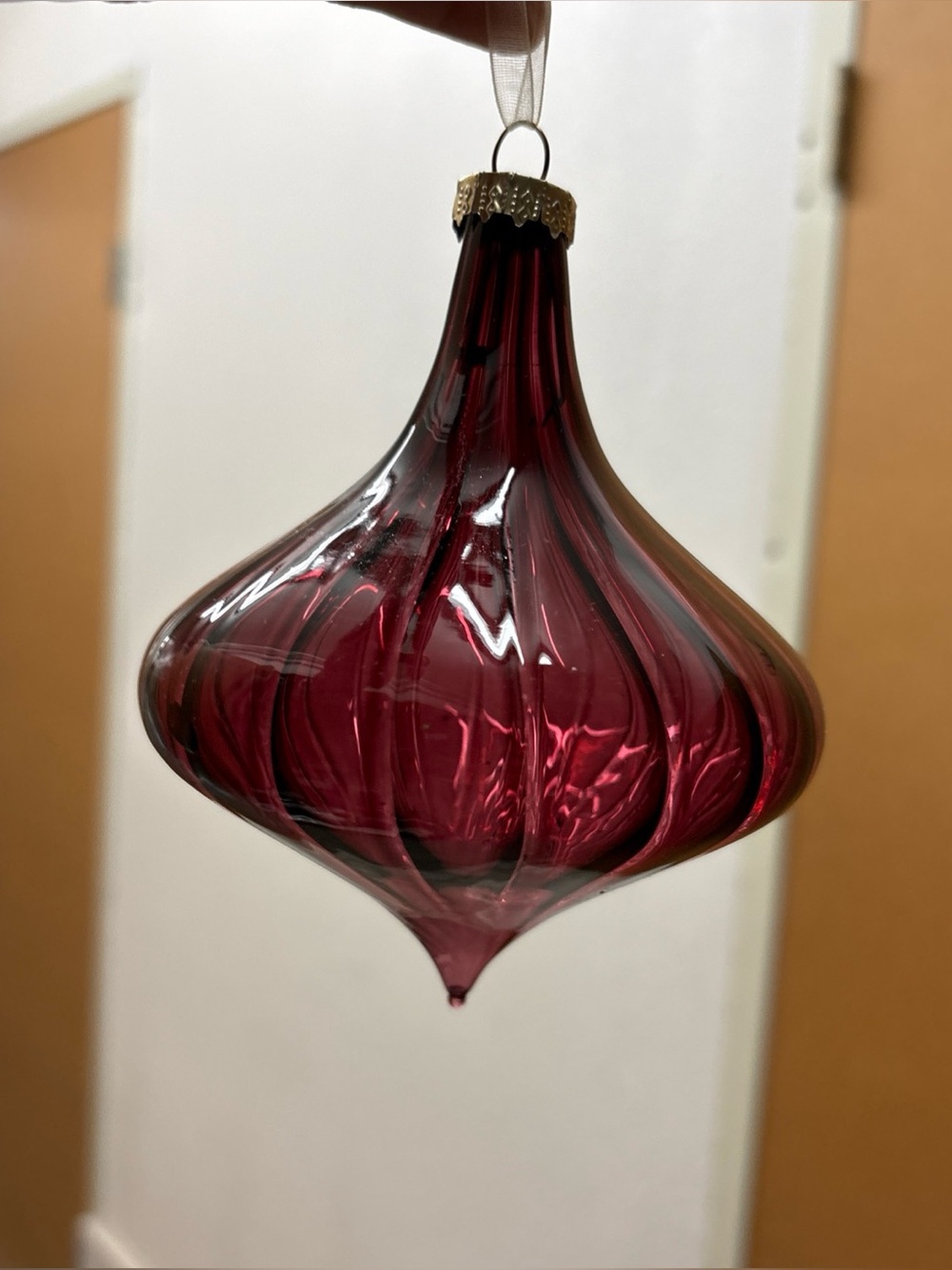 Glass Swirl Teardrop Ornament - Deep Red Plum
Muséum quality